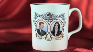 Ein Versehen? Eine Erinnerungstasse anlässlich der Hochzeit im britischen Königshaus zeigt ein Bild der Braut Kate Middleton neben einem Bild von Prinz Harry, dem jüngeren Bruder des Bräutigams.  Foto: dpa
