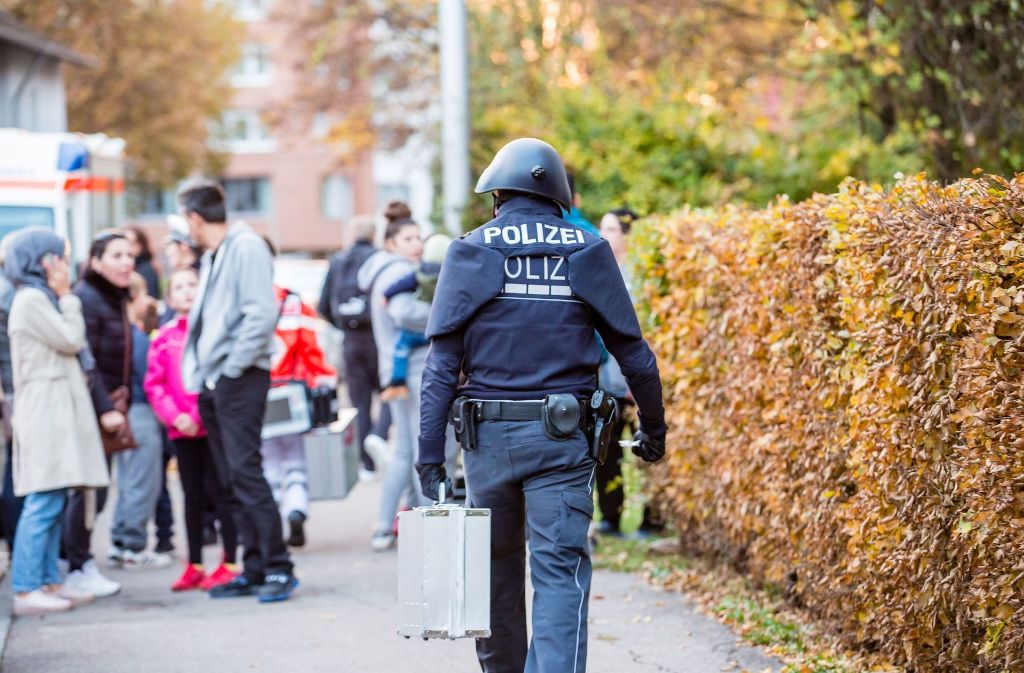 In Stuttgart-Zuffenhausen hat die Polizei einen 60-Jährigen festgenommen, der auf seinem Balkon mit einer Waffe hantiert haben soll.
