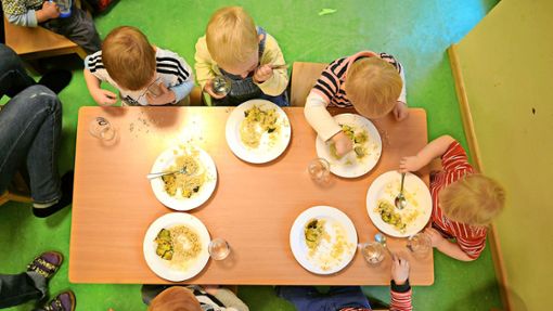 Für viele Kinder ist das Mittagessen in der Kita  etwas Besonderes. Foto: dpa/J. Stratenschulte
