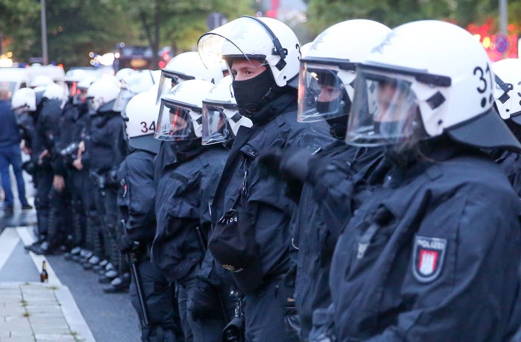 Mit einer Null-Toleranz-Strategie versucht die Hamburger Polizei gewaltbereiten Protestierern Herr zu werden. Der Ansatz ist politisch umstritten.