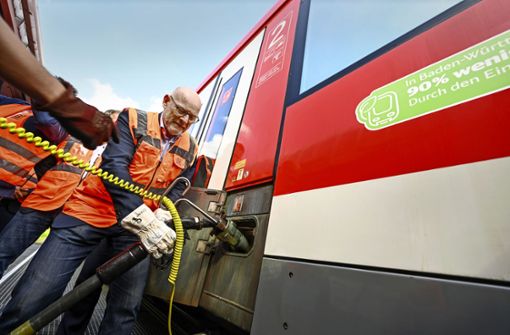 Winfried Hermann  betankt den   Regionalzug Biokraftstoff. Foto: Felix Kästle/dpa/Felix Kästle