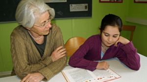 Die Hausaufgabenhilfe gehört für Ariane Mueller-Ressing (links)  und ihre Mitstreiter vom Arbeitskreis Flüchtlinge  zu einer der Kernaufgaben. Foto: Archiv Rüdiger Ott