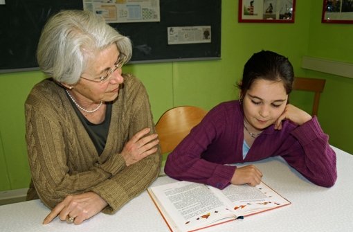 Die Hausaufgabenhilfe gehört für Ariane Mueller-Ressing (links)  und ihre Mitstreiter vom Arbeitskreis Flüchtlinge  zu einer der Kernaufgaben. Foto: Archiv Rüdiger Ott