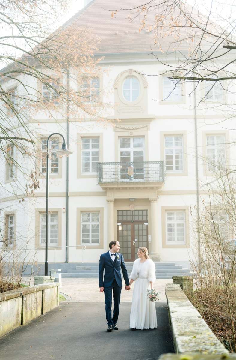 Das Wasserschloss Oppenweiler eignet sich hervorragend für schöne Aufnahmen eines Brautpaars.