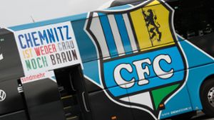 Auch der Mannschaftsbus wurde mit dem Schriftzug „Chemnitz ist weder grau noch braun“ angebracht. Foto: dpa
