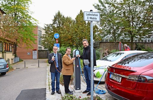 Erster Stomkunde: Marcus Reber  (rechts)  mit seinem Tesla. Süwag-Mitarbeiter Olaf Sammet (links) und   Bürgermeister Thomas Rosner hoffen auf viele weitere E-Mobilisten an der neuen Ladestation. Foto: Sandra Brock