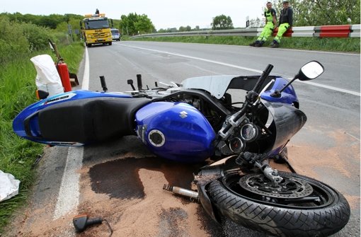 Bei einem Verkehrsunfall in Bönnigheim im Kreis Ludwigsburg wird ein 25 Jahre alter Motorradfahrer getötet. (Symbolbild) Foto: dpa-Zentralbild