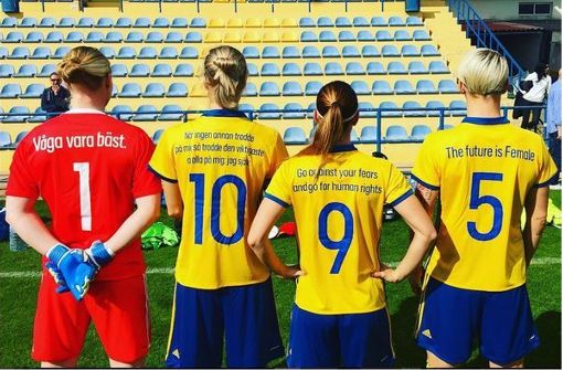 Statt ihrer Namen tragen die schwedischen Fußballspielerinnen motivierende Sprüche von Frauen auf ihren Trikots. Foto: Screenshot/Instagram jessicasamuelsson15