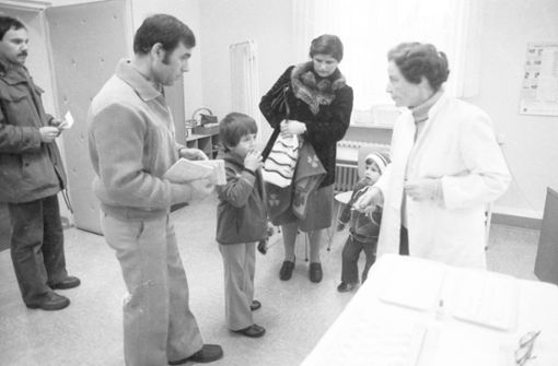 Auch die Schluckimpfung gegen Kinderlähmung – im Bild eine Impfung im Jahr 1980 – war freiwillig. Foto: imago/Klaus Rose