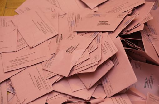 Umschläge mit Stimmzetteln bei der Landtagswahl. Foto: dpa/Matthias Bein