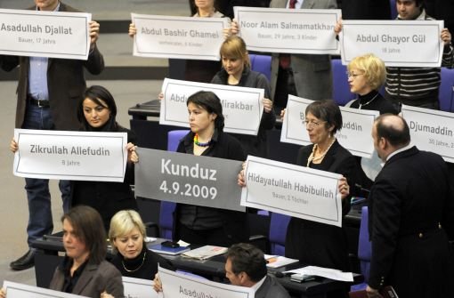 Mit Plakaten demonstrierte die Linksfraktion am Freitag im Bundestag gegen den Afghanistan-Einsatz der Bundeswehr.  Foto: dpa
