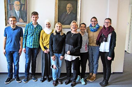 Das Lachen  der Kultusministerin Susanne Eisenmann (Vierte von rechts) legt nahe, dass sie das Interview mit den Schülern glücklich gemacht hat. Foto: Cedric Rehman