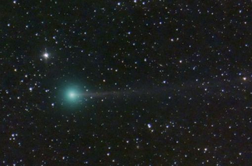 Das Bild zeigt den Kometen C/2023 P1 (grün), auch „Nishimura“ genannt. Schaulustige haben derzeit bei klarem Himmel gute Chancen, erneut einen grünen Kometen zu sehen Foto: dpa/Dan Bartlett