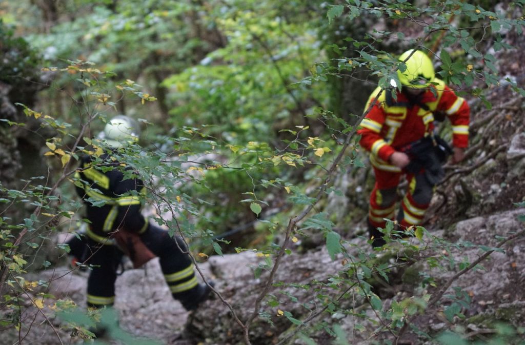 Rettungskräfte mussten einen 15-Jährigen aus einer Höhle im Kreis Reutlingen befreien. Foto: SDMG