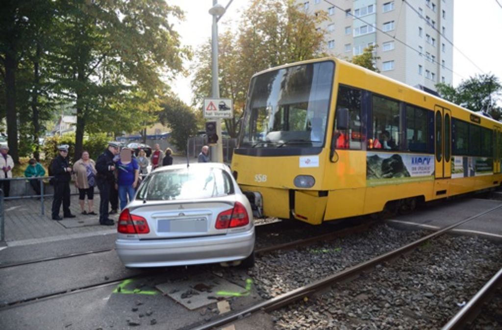 Er setzte sich betrunken ans Steuer seines Wagens und übersah das Haltezeichen: Ein 54-Jähriger stößt in Stuttgart-Giebel mit einer Stadtbahn zusammen, wird in seinem Auto eingeklemmt und schwer verletzt.