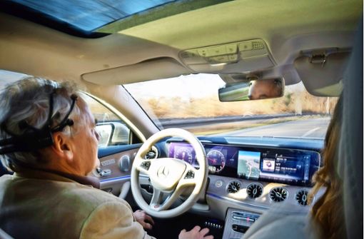 Keine Hand am Lenkrad: beim teilautomatisierten Fahren ist das möglich, doch das Verkehrsgeschehen sollte man weiter im Blick haben. Foto: Lichtgut/Achim Zweygarth
