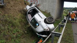 Der Fahrer des Wagens war laut Polizei betrunken, als er den Unfall in Uhingen im Kreis Göppingen verursachte. Foto: SDMG/Woelfl