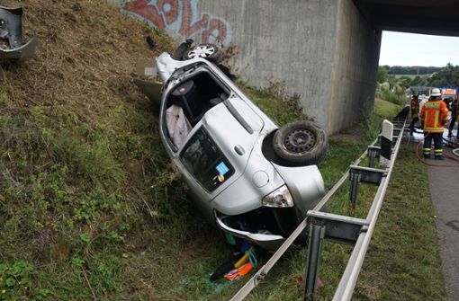Der Fahrer des Wagens war laut Polizei betrunken, als er den Unfall in Uhingen im Kreis Göppingen verursachte. Foto: SDMG/Woelfl