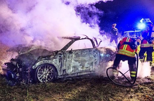 Eine gute halbe Stunde nach dem Säureangriff wurde das Auto der Tatverdächtigen  brennend  aufgefunden. Foto: Benjamin Beytekin