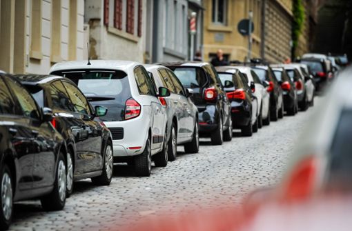 Wohin mit dem Auto? In Stuttgart zahlen bislang rund 50 000 Halter in Anwohnerparkzonen 30,70 Euro im Jahr. Die Gebühr könnte deutlich steigen. Foto: Lichtgut/Max Kovalenko