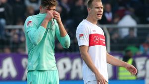 Ernüchterung pur beim VfB Stuttgart: Gregor Kobel (li.) und Holger Badstuber nach der Niederlage beim VfL Osnabrück. Foto: Baumann
