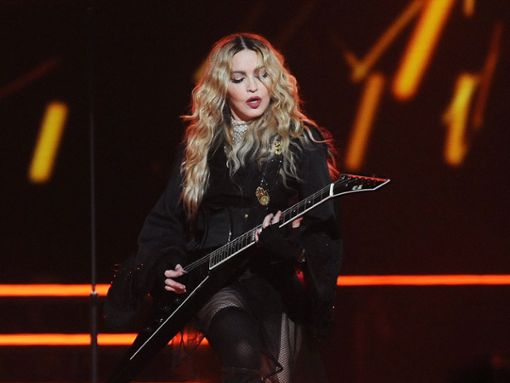 Madonna bei einem Auftritt vor mehreren Jahren. Derzeit ruht sie sich noch aus und steht nicht selbst auf der Bühne. Foto: 2015 yakub88/Shutterstock.com