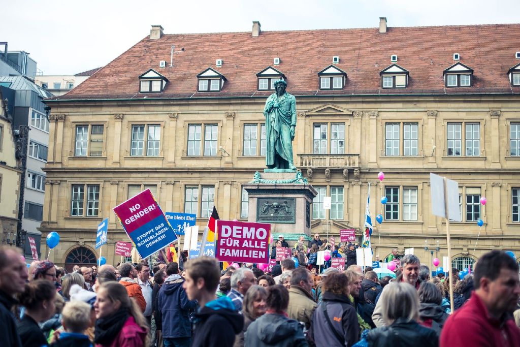 Auf dem Schillerplatz hatten sich rund 5000 Demonstranten versammelt.