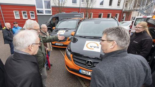 Landrat Edgar Wolff und VVS-Geschäftsführer Thomas Hachenberger stellen im Dezember die Rufbusse in Deggingen vor. Foto: /Markus Sontheimer