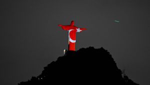 Christus-Statue leuchtet in Farben der Türkei und Syriens