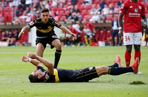 Mario Gomez (am Boden) und Nikolas Gonzalez sind enttäuscht. Die Fans auch. Foto: Pressefoto Baumann