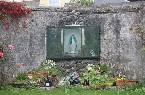 Ein Massengrab erinnert  im irischen Tuam an ein finsteres Kapitel der katholischen Kirche dort. In einem Heim für ledige Mütter starben zwischen 1925 und 1961 fast 800 Kleinkinder. Foto:  