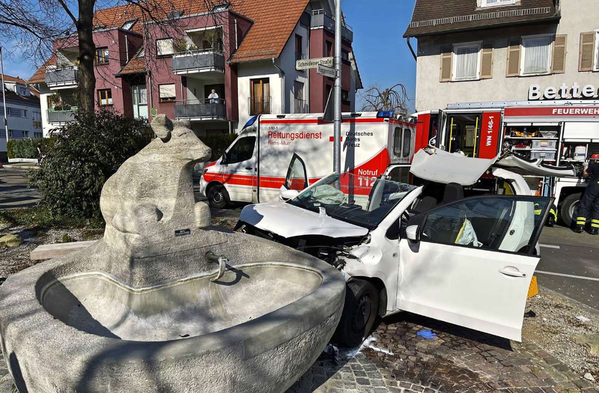 Die beiden Insassen dieses Autos wurden schwer verletzt – später ereignete sich ein weiterer Vorfall.