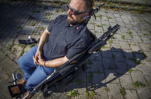 Mit dieser Brille kann Thomas Rosner einen elektrischen Rollstuhl per Auge steuern –  ohne einen Finger zu rühren. Foto: Gottfried Stoppel