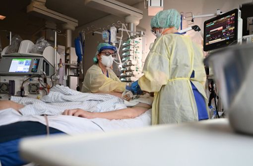 Krankenhausmitarbeitende kümmern sich auf der Intensivstation um die Versorgung eines Corona-Patienten. Foto: dpa/Marijan Murat