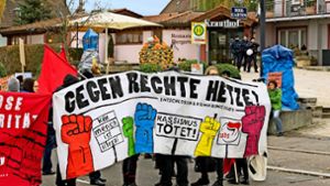 Linke Demonstranten haben sich vor  dem Hotel-Restaurant Krauthof versammelt. Foto: factum/Weise