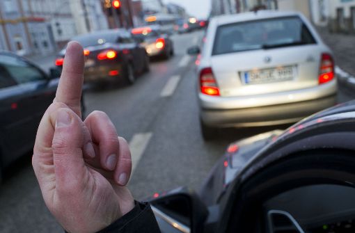 Im Straßenverkehr vergisst so manch ein Autofahrer seine Manieren. In Crailsheim ist nun ein Streit zwischen zwei Männern eskaliert. (Symbolfoto) Foto: dpa