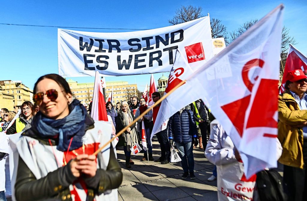 Ganz ohne Protest und Streik (hier ein Bild aus Stuttgart von 2019)  haben die Gewerkschaften des öffentlichen Dienstes einen Tarifvertrag zur Kurzarbeit vereinbart. Foto: dpa/Sebastian Gollnow