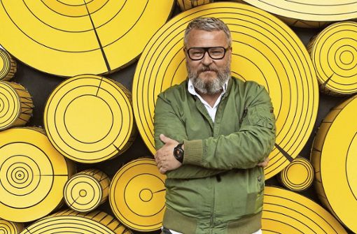 Der international bekannte Künstler Tobias Rehberger (52) baut fürs Schauspiel Stuttgart eine Grube als begehbare Installation. Foto: SWATCH