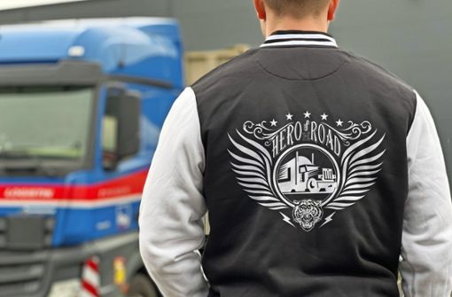 Für Trucker mit Tiger im Tank: Das Logo der Imagekampagne „Hero of the road“    ziert Kleidung, Geschirr und Taschen. Foto: Bay Logistik