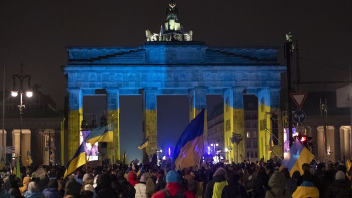Tausende bei Anti-Kriegs-Demo vor dem Brandenburger Tor