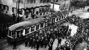 Sehr viele Menschen wollten am 30. März 1928 einen historischen Moment miterleben: Die erste elektrische Straßenbahn fuhr ins Ortsinnere von Echterdingen. Foto: Stadtarchiv Leinfelden-Echterdingen