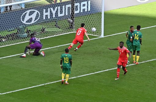 Der Ball zappelt im Netz der Kameruner: 1:0 für die Schweiz (rote Trikots). Foto: AFP/GLYN KIRK