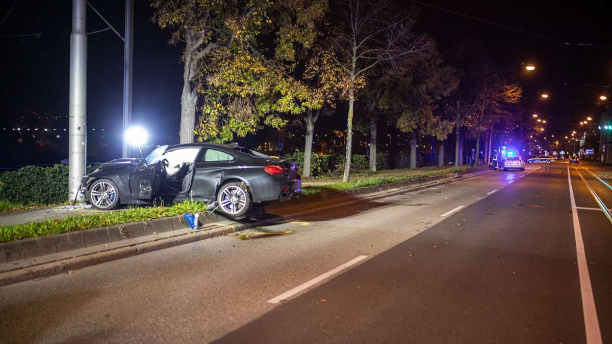 Stuttgarter Polizei sucht Zeugen: Unfallfahrt endet an Strommast – enormer Schaden