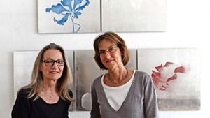Gastgeberin Petra Steidel Wokeck (rechts) und Ulli Ayadi stellen  ihre Arbeiten erstmals gemeinsam aus. Foto: Sabine Schwieder