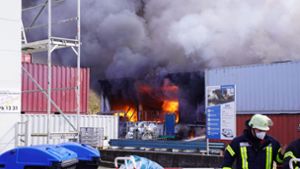 Großbrand einer Werkhalle fordert Verletzte