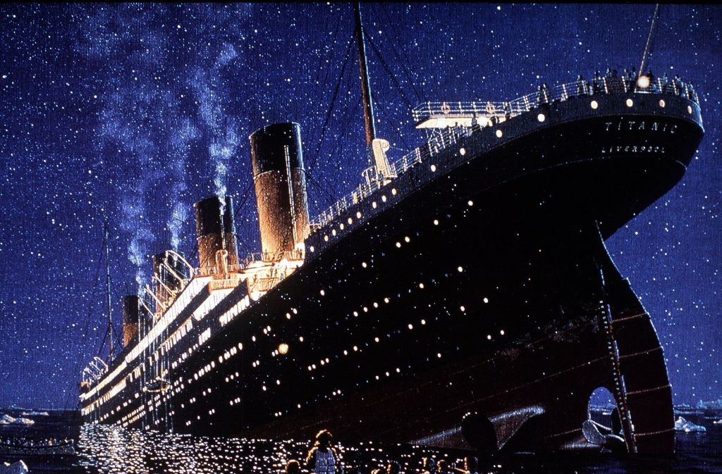 Am 15. April gegen 2.20 Uhr sank die Titanic, nachdem sie am 14. April um 23.40 Uhr im Nordatlantik – etwa 300 Seemeilen südöstlich von Neufundland – einen Eisberg gerammt hatte. 1514 der über 2200 an Bord befindlichen Menschen kamen dabei ums Leben.
