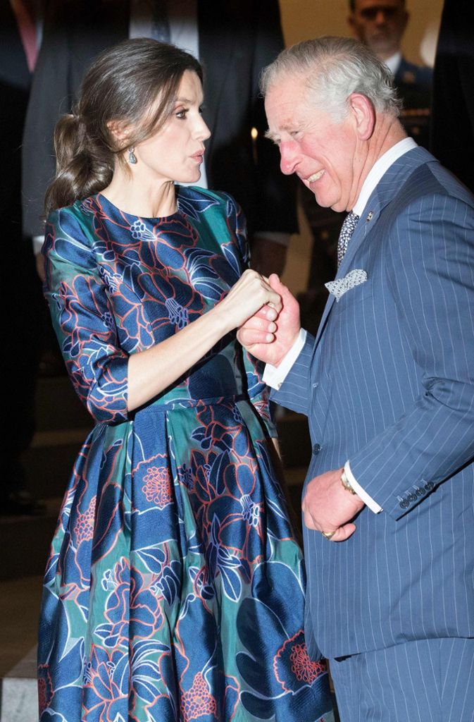 Prinz Charles begrüßte die spanische Königin mit Handkuss.