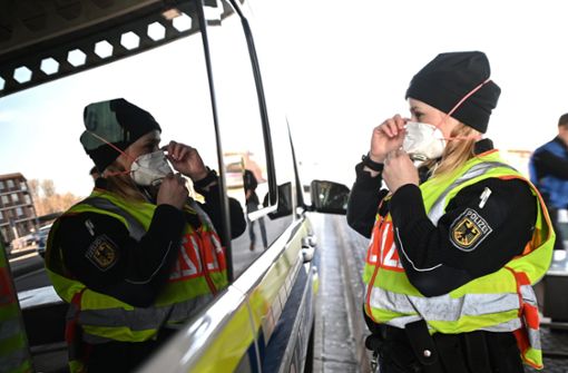 Polizisten sind im direkten Kontakt mit den Bürgern. Deshalb sollten alle Beamte im Dienst eine Maske tragen, sagt die Deutsche Polizeigewerkschaft. (Symbolbild) Foto: dpa/Patrick Seege
