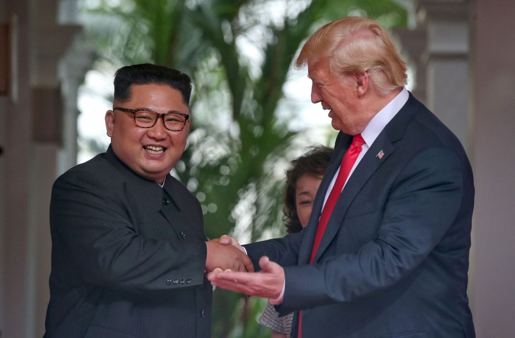 Kim Jong Un und Donald Trump begrüßen sich im Luxushotel Capella auf der Insel Sentosa und posierten nebeneinander.