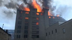 Brennendes Gewerbegebäude droht einzustürzen